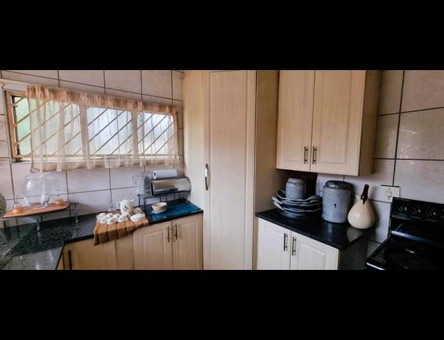 6 BEDROOM HOUSE FOR SALE IN ELDORAIGNE